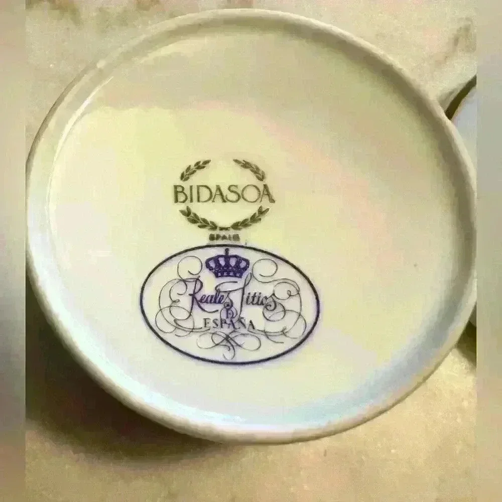 BIDASOA  PORCELAN TRINKET DISH WITH LID,  3” diameter, MADE IN SPAIN